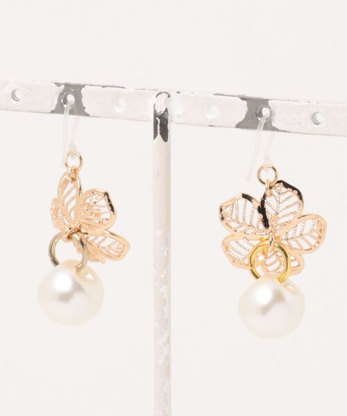 tone（トーン）の「【Astyle】フラワーパール樹脂ピアス(MA)（ピアス（両耳用）・レディース・ゴールド・FREE）」の3枚目の写真