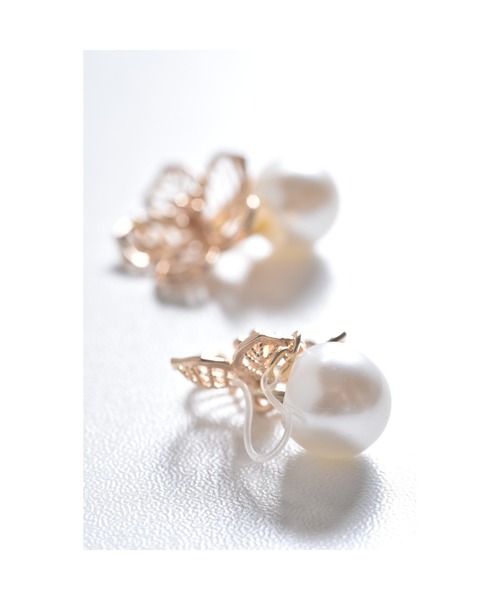 tone（トーン）の「【Astyle】フラワーパール樹脂ピアス(MA)（ピアス（両耳用）・レディース・ゴールド・FREE）」の2枚目の写真