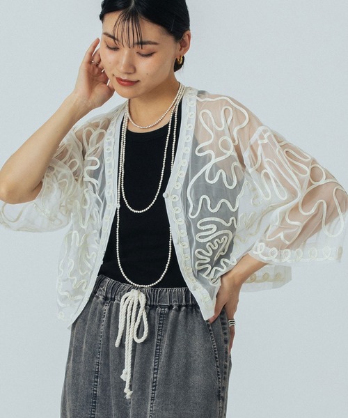 ROSE BUD(ローズバッド)の「EMBROIDARY SHIRT(シャツ/ブラウス・レディース・ホワイト/ブラウン・ONE SIZE)」の2枚目の写真