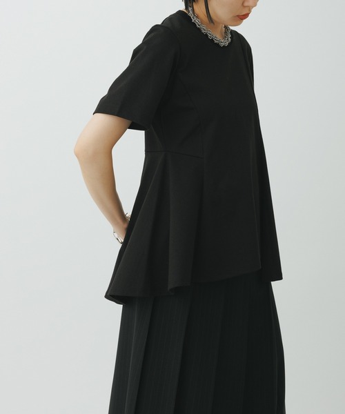 ADAM ET ROPE'(アダムエロペ)の「【サステナブル】アシメフレアプルオーバー(Tシャツ/カットソー・レディース・ダークブラウン/ホワイト/ブラック・FREE)」の9枚目の写真