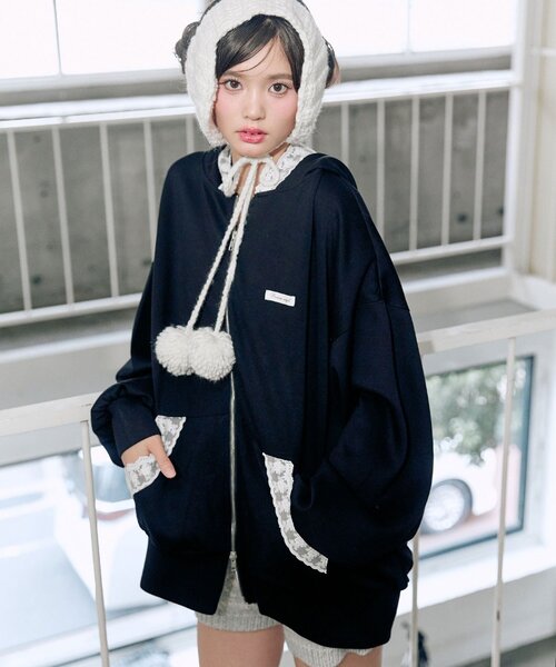 ELLIE ブラック フード付きパーカー NEW ERA（ニューエラ）の「ニューエラ パーカー ONSPOTZ別注 フード