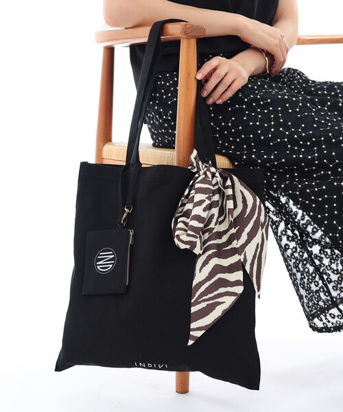 INDIVI（インディヴィ）の「ミニポーチチャーム付きキャンバストート（トートバッグ・レディース・ブラック系5/ブラック・00）」の2枚目の写真