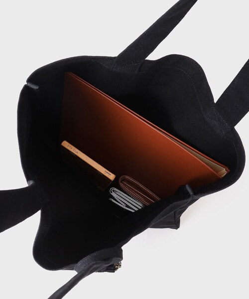 INDIVI（インディヴィ）の「ミニポーチチャーム付きキャンバストート（トートバッグ・レディース・ブラック系5/ブラック・00）」の12枚目の写真