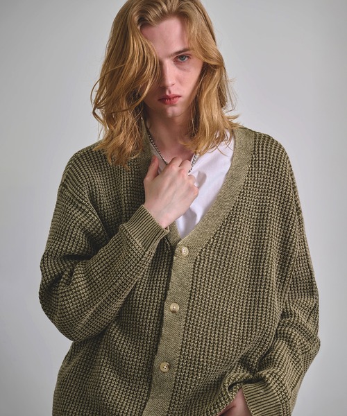 Revo.（レボ）の「Revo. パウダーブリーチ加工 ワッフル編み ルーズニット カーディガン（カーディガン/ボレロ・メンズ・ブラック/ネイビー/レッド/カーキ/グレイッシュベージュ・2/1）」の10枚目の写真