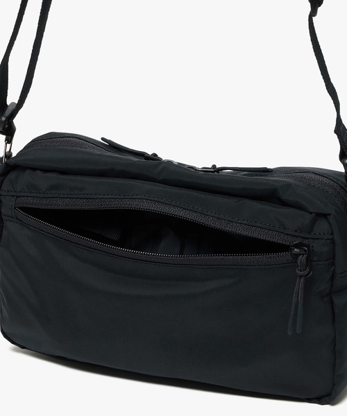 AIGLE（エーグル）の「ライト＆コンパクト ミニショルダーバッグ（ショルダーバッグ・レディース・ブラック/ブルーグレー/アイボリー・FREE）」の11枚目の写真