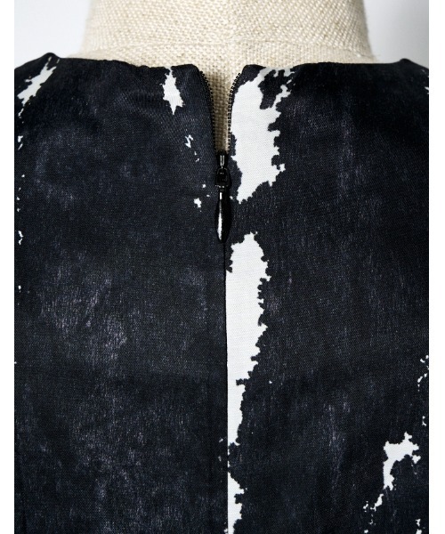 RUMCHE(ラムシェ)の「Woodpecker Cupra Dress / ウッドペッカーキュプラドレス(ワンピース・レディース・ブラック・SMALL/MEDIUM)」の4枚目の写真