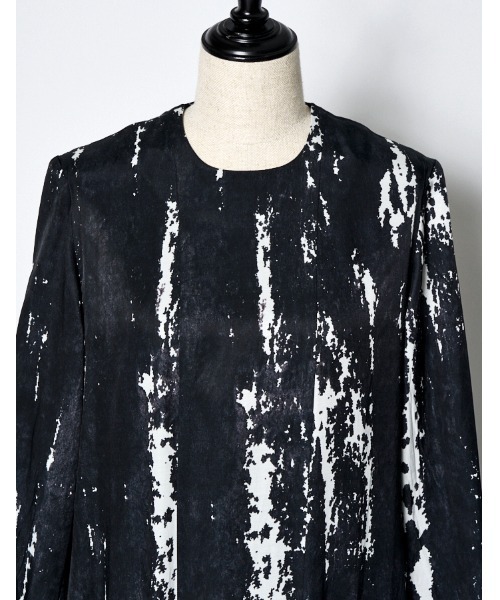 RUMCHE(ラムシェ)の「Woodpecker Cupra Dress / ウッドペッカーキュプラドレス(ワンピース・レディース・ブラック・SMALL/MEDIUM)」の2枚目の写真