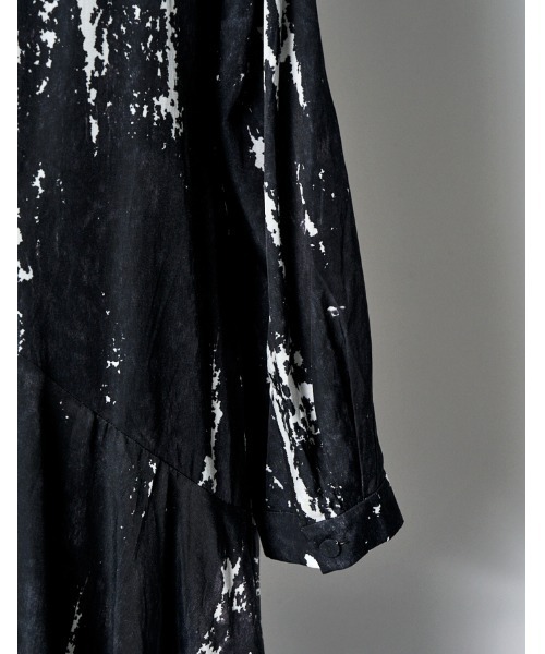 RUMCHE(ラムシェ)の「Woodpecker Cupra Dress / ウッドペッカーキュプラドレス(ワンピース・レディース・ブラック・SMALL/MEDIUM)」の3枚目の写真