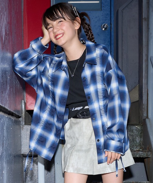 BISKEE（ビスキー）の「シャーリングチェックシャツ×裾ロゴタンクトップセット（シャツ/ブラウス・キッズ・ブルー/グレー・140cm/160cm/150cm）」の2枚目の写真