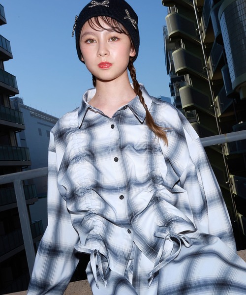 BISKEE（ビスキー）の「シャーリングチェックシャツ×裾ロゴタンクトップセット（シャツ/ブラウス・キッズ・ブルー/グレー・140cm/160cm/150cm）」の4枚目の写真