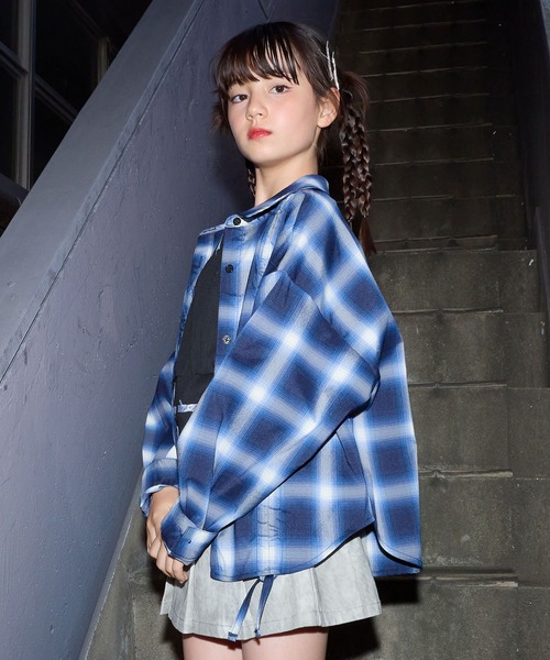 BISKEE（ビスキー）の「シャーリングチェックシャツ×裾ロゴタンクトップセット（シャツ/ブラウス・キッズ・ブルー/グレー・140cm/160cm/150cm）」の17枚目の写真