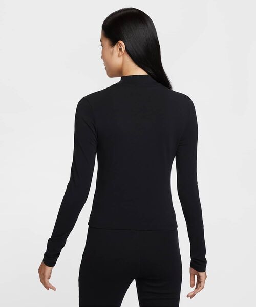NIKE（ナイキ）の「ナイキ スポーツウェア チル ニット ウィメンズ スリム ロングスリーブ モックネック Tシャツ / Nike Sportswear Chill Knit Women's Slim Long-Sleeve Mock-Neck T-Shirt HV5028-010 Black（Tシャツ/カットソー・レディース・ブラック・XS/XL/L/M/S）」の2枚目の写真