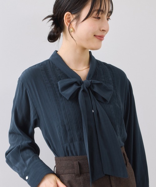 VIS（ビス）の「ランダムピンタックボウタイブラウス（シャツ/ブラウス・レディース・サックスブルー/ホワイト系その他/ネイビー・FREE）」の2枚目の写真