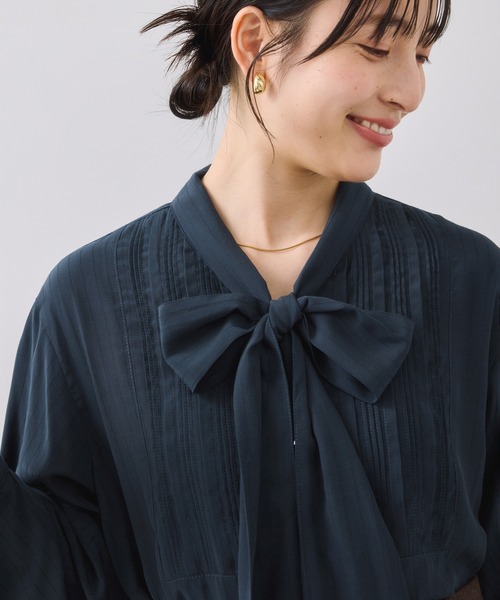 VIS（ビス）の「ランダムピンタックボウタイブラウス（シャツ/ブラウス・レディース・サックスブルー/ホワイト系その他/ネイビー・FREE）」の6枚目の写真