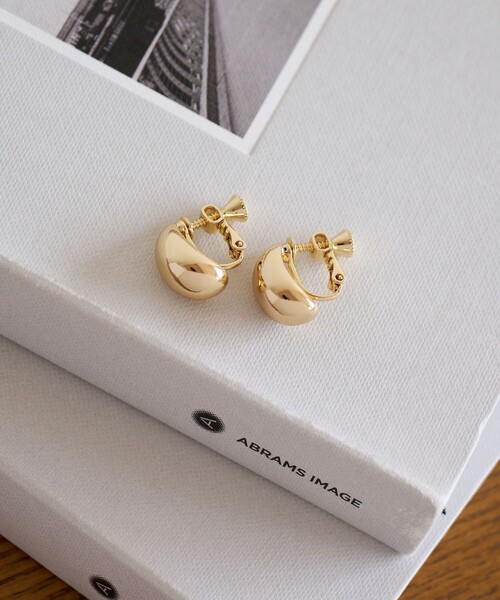 green label relaxing(グリーンレーベルリラクシング)の「【WEB限定】ドロップモチーフ イヤリング(イヤリング・レディース・ゴールド/シルバー・FREE)」の1枚目の写真