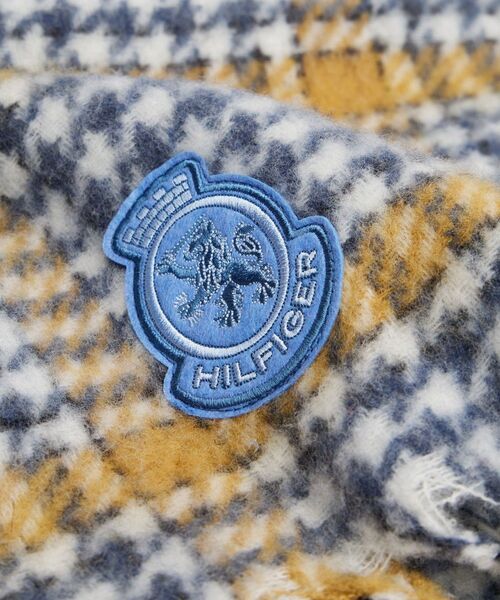 TOMMY HILFIGER（トミーヒルフィガー）の「クレストロゴフラッフィーマフラー（マフラー・レディース・ブルー・FREE）」の2枚目の写真