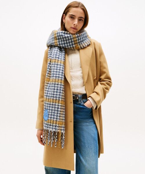 TOMMY HILFIGER（トミーヒルフィガー）の「クレストロゴフラッフィーマフラー（マフラー・レディース・ブルー・FREE）」の4枚目の写真