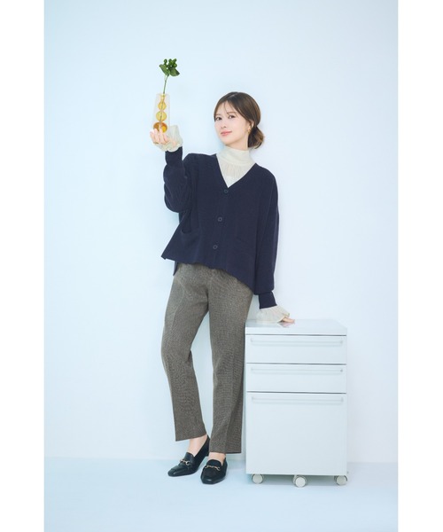 SUIT SQUARE（スーツスクエア）の「CHANTOWA タックテーパードパンツ ウォッシャブル ツイードライクシャンブレー 織柄（スラックス・レディース・ベージュ/グレー・36(7号)/38(9号)/40(11号)/42(13号)）」の2枚目の写真