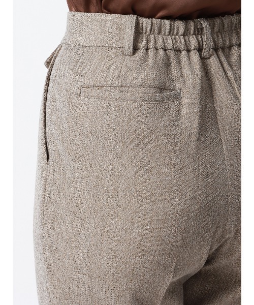 SUIT SQUARE（スーツスクエア）の「CHANTOWA タックテーパードパンツ ウォッシャブル ツイードライクシャンブレー 織柄（スラックス・レディース・ベージュ/グレー・36(7号)/38(9号)/40(11号)/42(13号)）」の9枚目の写真