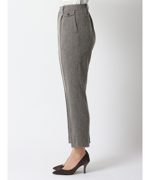 SUIT SQUARE（スーツスクエア）の「CHANTOWA タックテーパードパンツ ウォッシャブル ツイードライクシャンブレー 織柄（スラックス・レディース・ベージュ/グレー・36(7号)/38(9号)/40(11号)/42(13号)）」の16枚目の写真