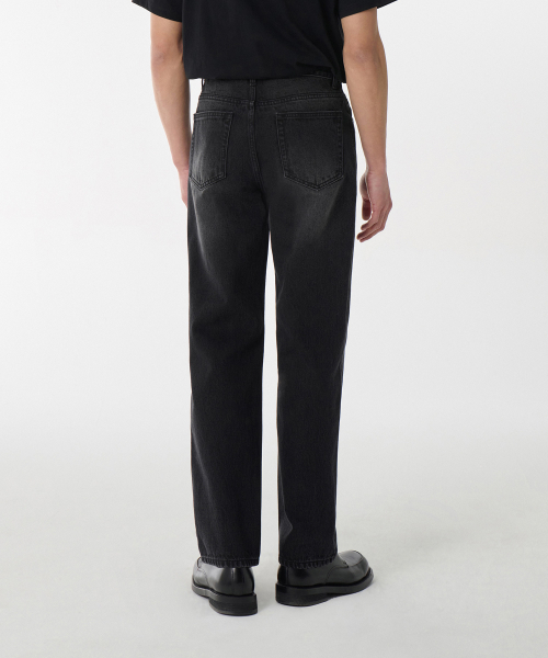 MUSINSA STANDARD（ムシンサスタンダード）の「カモンブラシ ストレートデニムパンツ [ウォッシュドブラック]（デニムパンツ・メンズ・その他・36/34/32/30/31/33/26/27/28/29/40/38）」の2枚目の写真