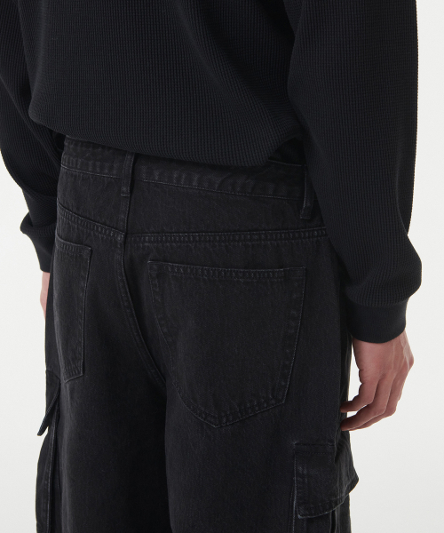 MUSINSA STANDARD（ムシンサスタンダード）の「ワイドマルチポケットカーゴデニムパンツ[ウォッシュドブラック]（デニムパンツ・メンズ・その他・26/27/28/29/30/31/32/33/34/36）」の7枚目の写真