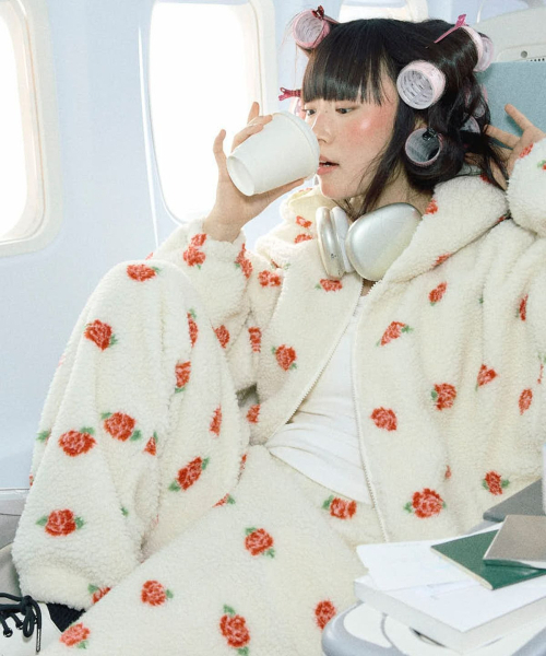 YOUHEE(ユヒ)の「REVERSIBLE ROSE PATTERN HOOD JUMPER IVORY(ブルゾン・レディース・その他・FREE)」の2枚目の写真