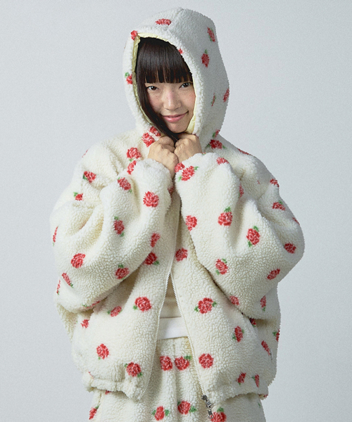 YOUHEE(ユヒ)の「REVERSIBLE ROSE PATTERN HOOD JUMPER IVORY(ブルゾン・レディース・その他・FREE)」の4枚目の写真