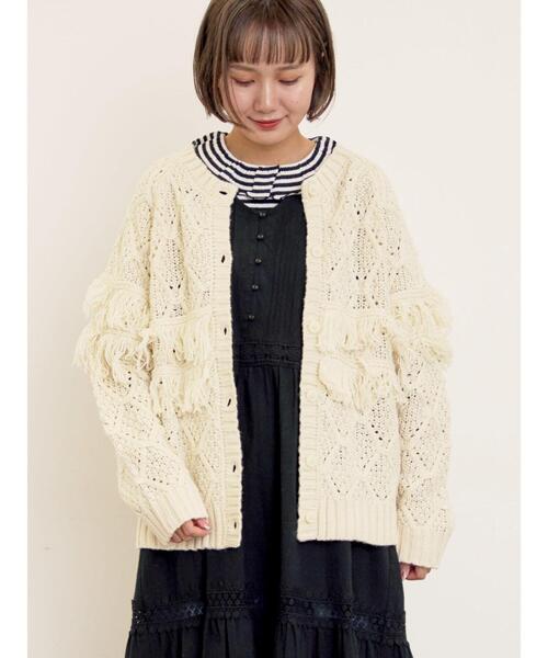 Samansa Mos2(サマンサ モスモス)の「【Fluffy Wool Blend】フリンジ前後2WAYニット(カーディガン/ボレロ・レディース・オフホワイト/ベージュ/レッド・F)」の4枚目の写真