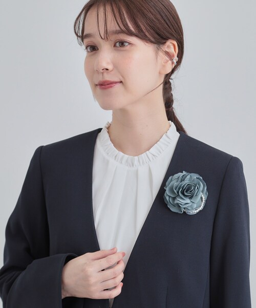 SHOO・LA・RUE（シューラルー）の「【セレモニー】サテンコサージュ（ブローチ/コサージュ・レディース・ブルー/アイボリー/ライトグレー・00）」の8枚目の写真