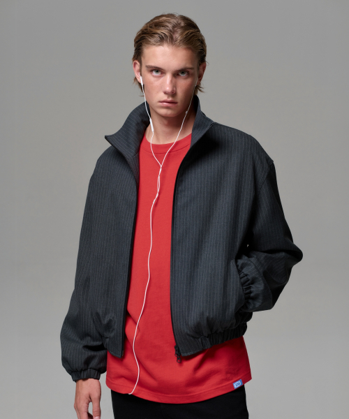 ERA(エラ)の「UNISEX PINSTRIPE HIGHNECK ZIP-UP BLOUSON - CHARCOAL GRAY(ナイロンジャケット・レディース・ダークグレー・SMALL/MEDIUM/LARGE)」の1枚目の写真