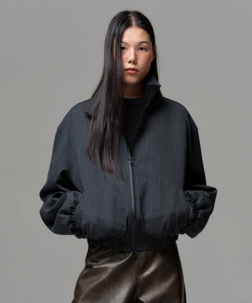 ERA(エラ)の「UNISEX PINSTRIPE HIGHNECK ZIP-UP BLOUSON - CHARCOAL GRAY(ナイロンジャケット・レディース・ダークグレー・SMALL/MEDIUM/LARGE)」の11枚目の写真