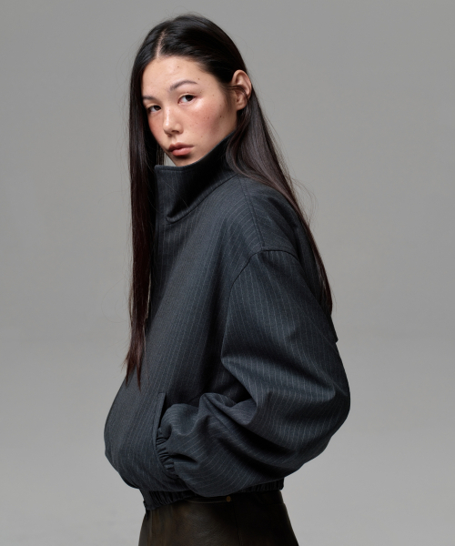 ERA(エラ)の「UNISEX PINSTRIPE HIGHNECK ZIP-UP BLOUSON - CHARCOAL GRAY(ナイロンジャケット・レディース・ダークグレー・SMALL/MEDIUM/LARGE)」の12枚目の写真