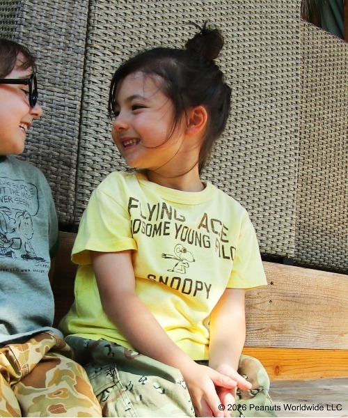 DENIM DUNGAREE(デニムダンガリー)の「Vintage Cotton Jersey SNOOPY HERO Tee(Tシャツ/カットソー・キッズ・イエロー・125/115/105)」の1枚目の写真