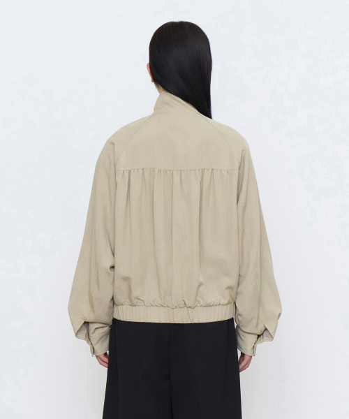 MUSINSA STANDARD WOMAN（ムシンサスタンダードウーマン）の「ウィメンズ RN ハイネックシャーリングブルゾンジャケット [ライトベージュ]（ブルゾン・レディース・その他・S/M/L）」の2枚目の写真