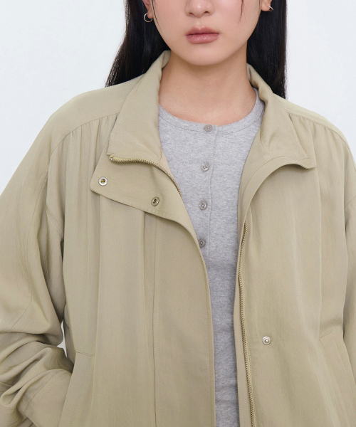 MUSINSA STANDARD WOMAN（ムシンサスタンダードウーマン）の「ウィメンズ RN ハイネックシャーリングブルゾンジャケット [ライトベージュ]（ブルゾン・レディース・その他・S/M/L）」の4枚目の写真
