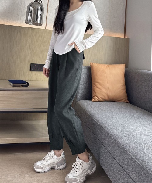 Miniministore（ミニミニストア）の「裏起毛コーデュロイテーパードパンツ9分丈（スラックス・レディース・ブラック/チャコールグレー/オフホワイト・M/L/XL）」の4枚目の写真