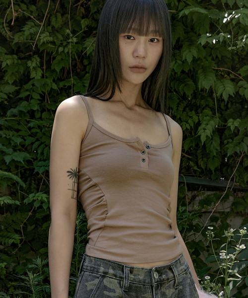 A FEW COMMENTS(アフューコメンツ)の「メタルボタンシャーリングタンクトップ BEIGE(Tシャツ/カットソー・レディース・その他・FREE)」の2枚目の写真