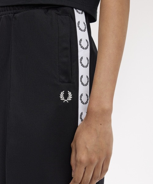 FRED PERRY(フレッドペリー)の「先行予約受付中/Taped Track Shorts/テープトラックショートパンツ(その他パンツ・レディース・ブラック・12/10/8)」の2枚目の写真