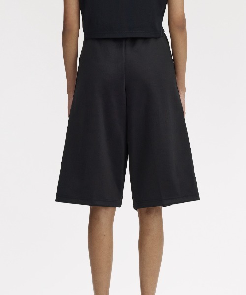 FRED PERRY(フレッドペリー)の「先行予約受付中/Taped Track Shorts/テープトラックショートパンツ(その他パンツ・レディース・ブラック・12/10/8)」の4枚目の写真