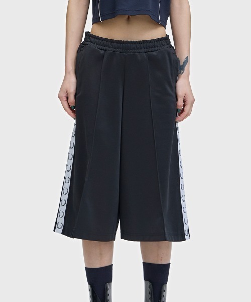 FRED PERRY(フレッドペリー)の「Taped Track Shorts/テープトラックショートパンツ(その他パンツ・レディース・ブラック・12/10/8)」の17枚目の写真