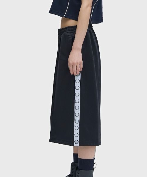 FRED PERRY(フレッドペリー)の「Taped Track Shorts/テープトラックショートパンツ(その他パンツ・レディース・ブラック・12/10/8)」の18枚目の写真