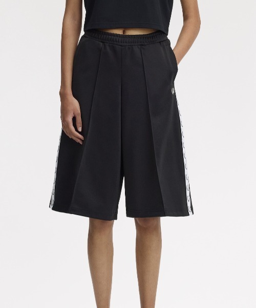 FRED PERRY(フレッドペリー)の「Taped Track Shorts/テープトラックショートパンツ(その他パンツ・レディース・ブラック・12/10/8)」の19枚目の写真