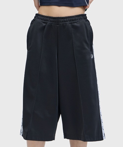 FRED PERRY(フレッドペリー)の「Taped Track Shorts/テープトラックショートパンツ(その他パンツ・レディース・ブラック・12/10/8)」の12枚目の写真