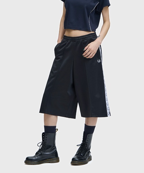 FRED PERRY(フレッドペリー)の「Taped Track Shorts/テープトラックショートパンツ(その他パンツ・レディース・ブラック・12/10/8)」の10枚目の写真