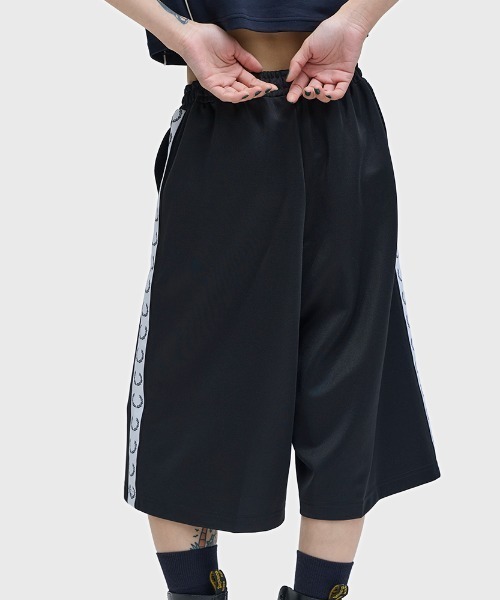FRED PERRY(フレッドペリー)の「Taped Track Shorts/テープトラックショートパンツ(その他パンツ・レディース・ブラック・12/10/8)」の13枚目の写真