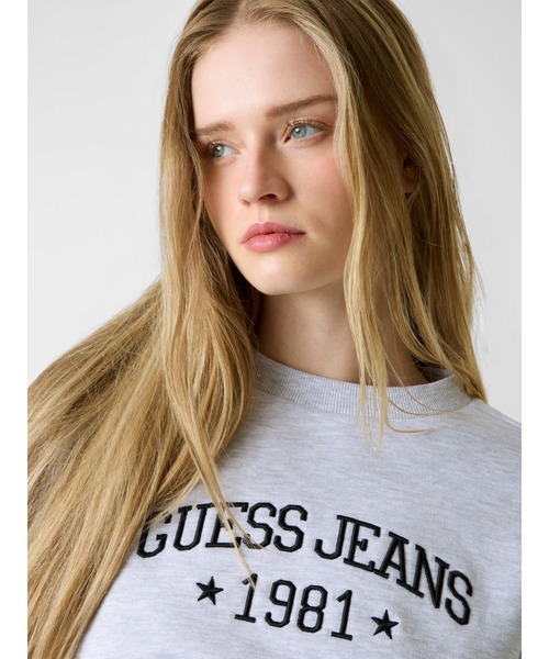 GUESS JEANS（ゲスジーンズ）の「GUESS JEANS Drop Shoulder Emb Cropped Crew スウェット（スウェット・レディース・グレー・LARGE/SMALL/X-SMALL/MEDIUM）」の3枚目の写真