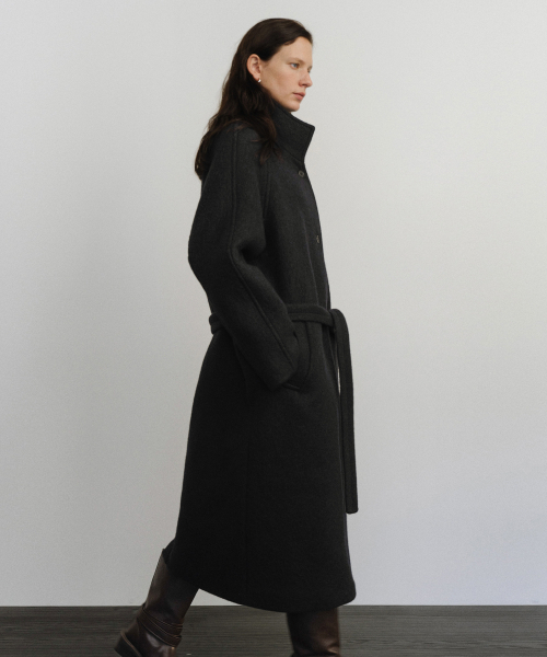 URAGO(ユラーゴ)の「Wool high neck belted coat_Dark navy(チェスターコート・レディース・ダークグレー・FREE)」の2枚目の写真