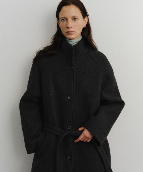 URAGO(ユラーゴ)の「Wool high neck belted coat_Dark navy(チェスターコート・レディース・ダークグレー・FREE)」の3枚目の写真