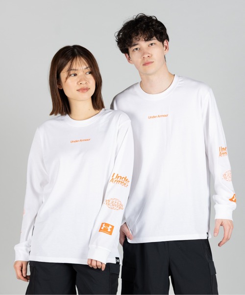 UNDER ARMOUR(アンダーアーマー)の「UAヘビーウエイト グラフィック ロングスリーブ Tシャツ(ライフスタイル/メンズ)(Tシャツ/カットソー・メンズ・ホワイト・M/XL/2XL/3XL/L/S)」の1枚目の写真